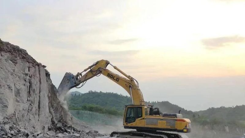 小型挖掘机租赁成本揭秘：一个月究竟多少钱？**
