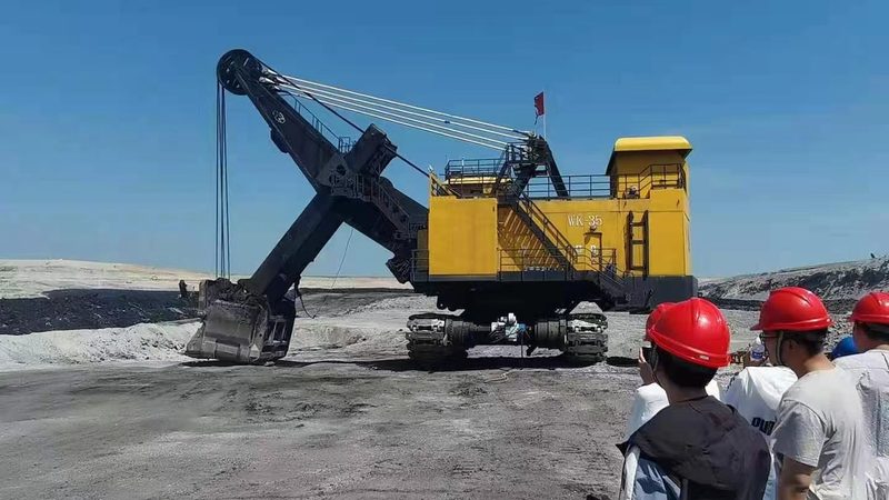 定制化之路：揭秘路面机械的定制流程**